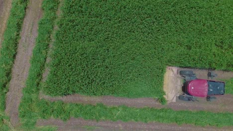 Drone-Siguiendo-Un-Tractor-A-Través-Del-Campo