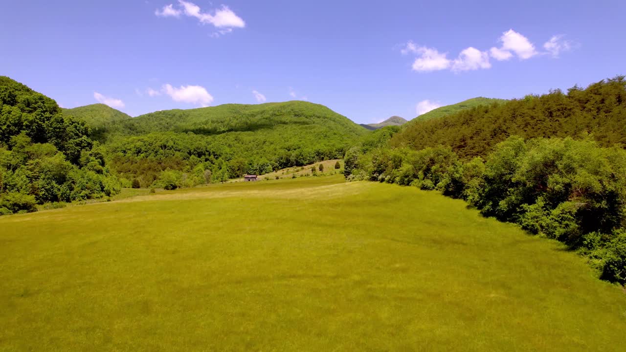 솔트빌 버지니아 근처의 봄철에 오래된 헛간과 목초지가 낮은 공중