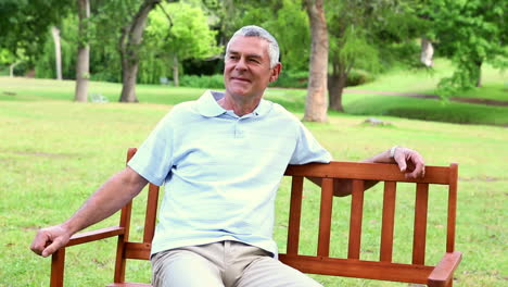 Hombre-Jubilado-Relajándose-En-Un-Banco-Del-Parque