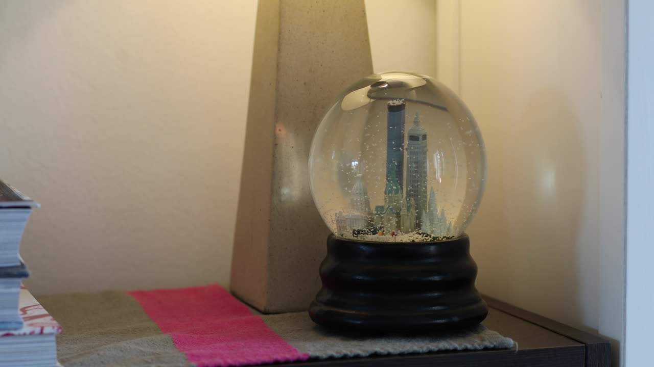 una bola de nieve con maquetas de edificios en las ciudades gemelas de minnesota y copos de nieve cayendo