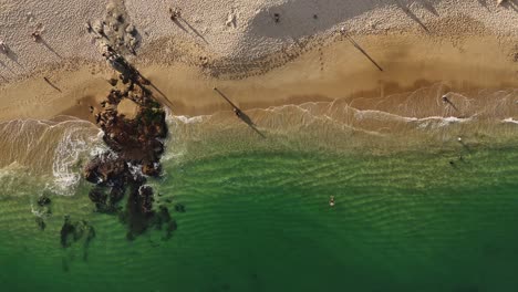 Imágenes-De-Drones-Que-Muestran-La-Pintoresca-Bahía-De-Chahue-Y-Su-Costa-Arenosa-En-Huatulco,-México