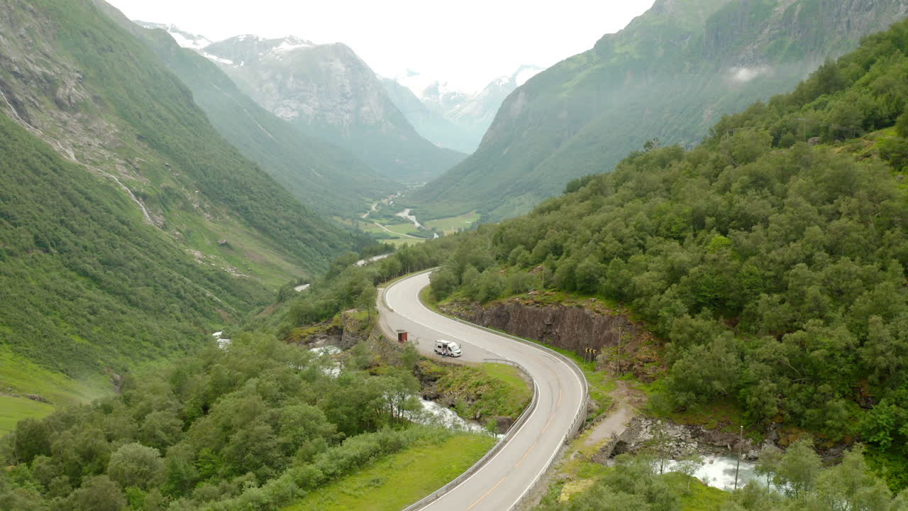 노르웨이 스트린(stryn)의 산과 숲 풍경의 공중 전망 - 드론 샷