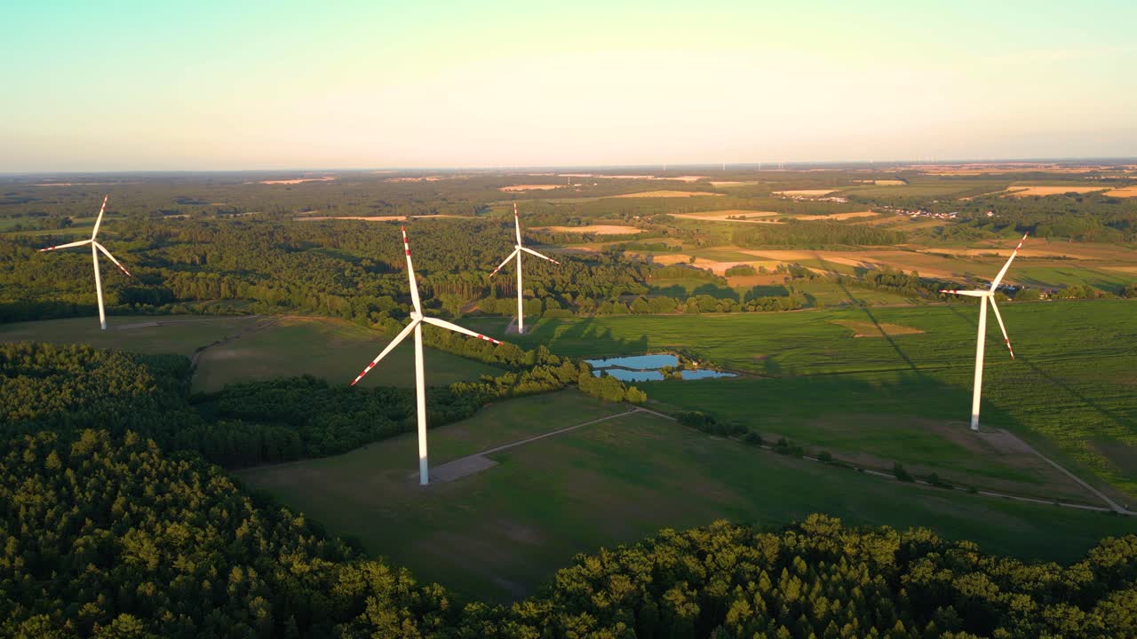 vista aérea de la granja de molinos de viento para la producción de energía en un hermoso cielo nublado en las tierras altas