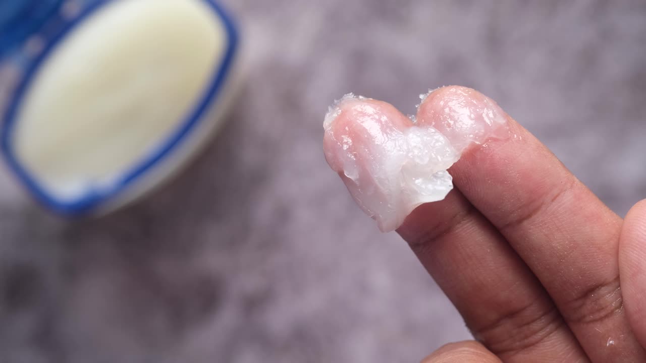 손가락에 있는 페트로 젤리의 클로즈업