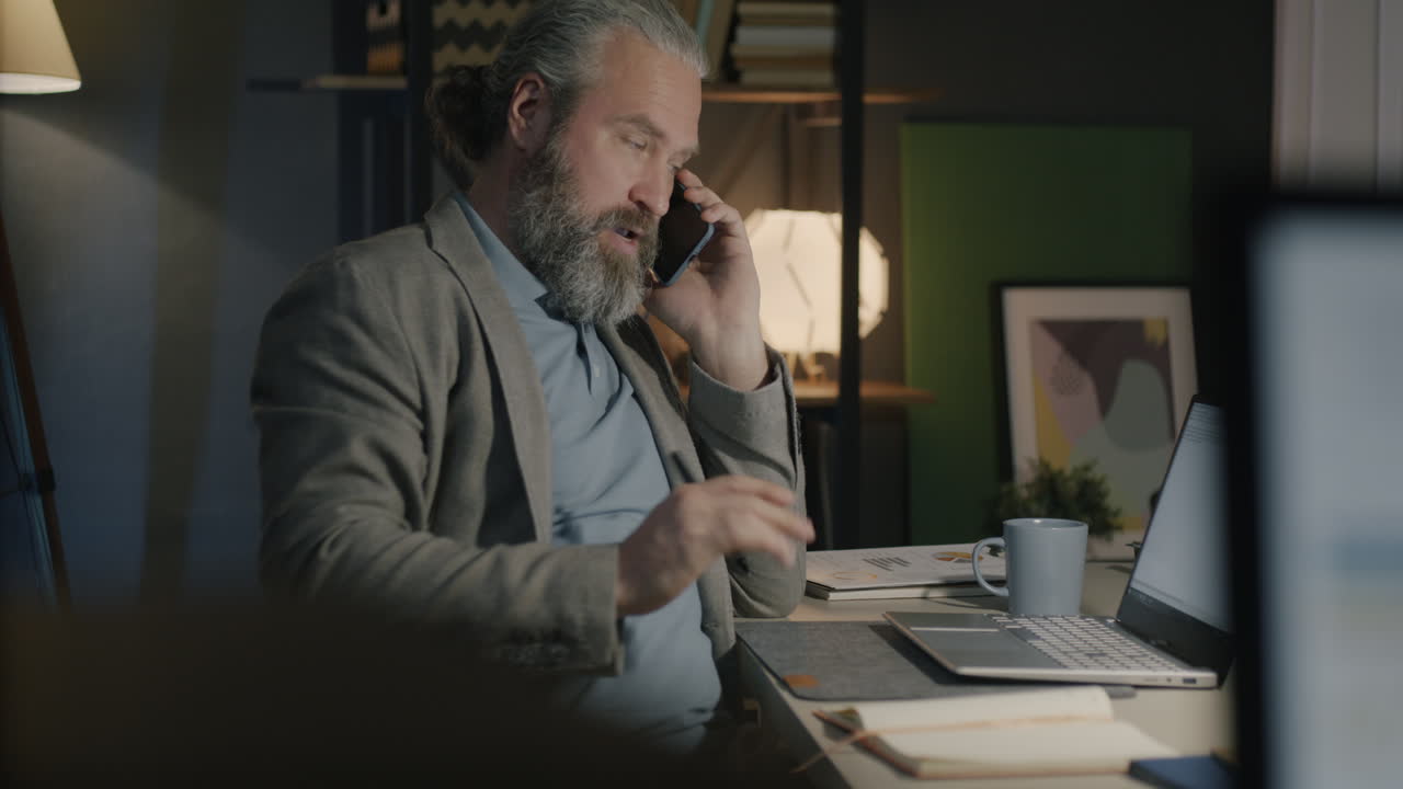 Forretningsmand, der arbejder sent om aftenen