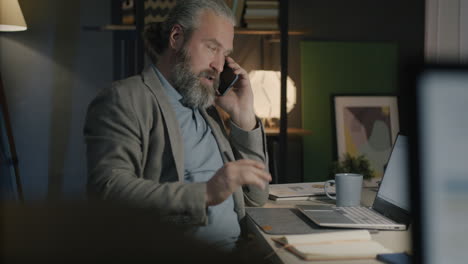 hombre de negocios que trabaja hasta tarde en la noche