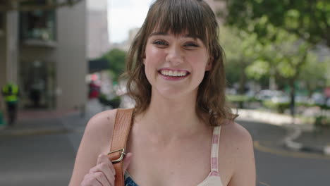 Retrato-De-Una-Hermosa-Joven-Linda-Sonriendo-Alegre-Disfrutando-De-Los-Viajes-Urbanos-De-La-Ciudad