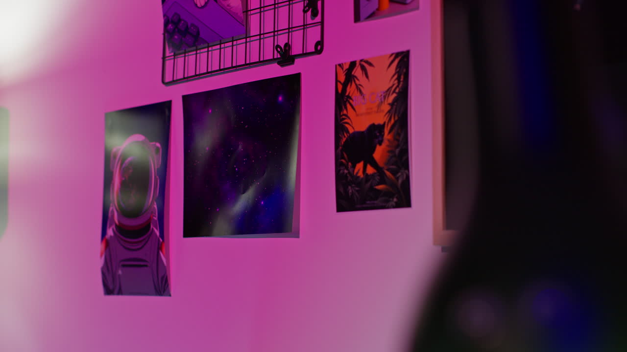 은하계, 우주 비행사, 그리고 정글 장면의 포스터가 있는 벽의 근접 사진