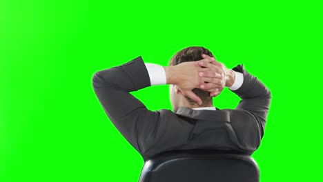 의자 에서 휴식을 취하고 있는 사업가 의 뒷면