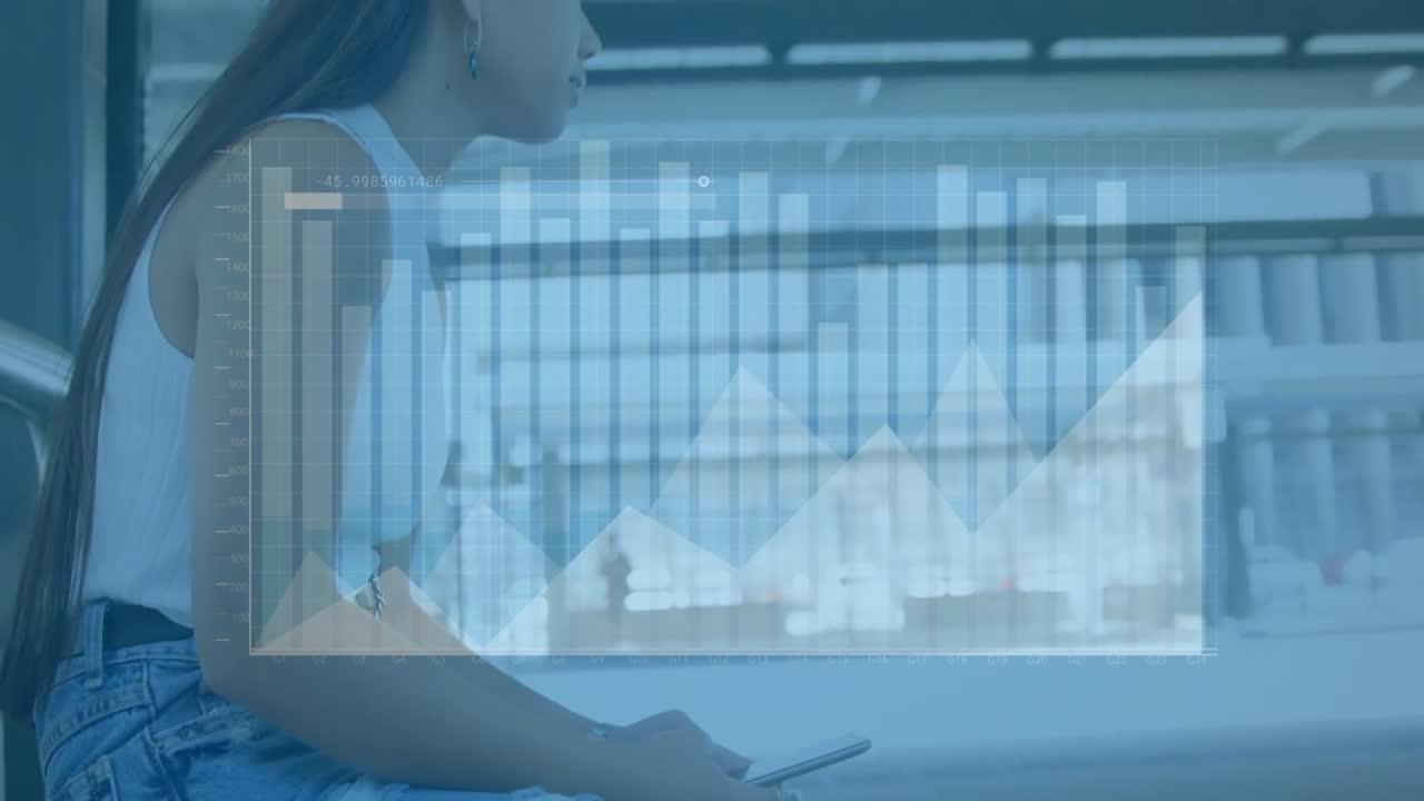 animación de procesamiento de datos en gráfico sobre mujer asiática usando teléfono inteligente en la calle de la ciudad