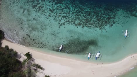 Boote-Auf-Dem-Kristallklaren-Wasser-Der-Sandbank-Der-Insel-Ditaytayan-Mit-Menschen-Am-Sandstrand