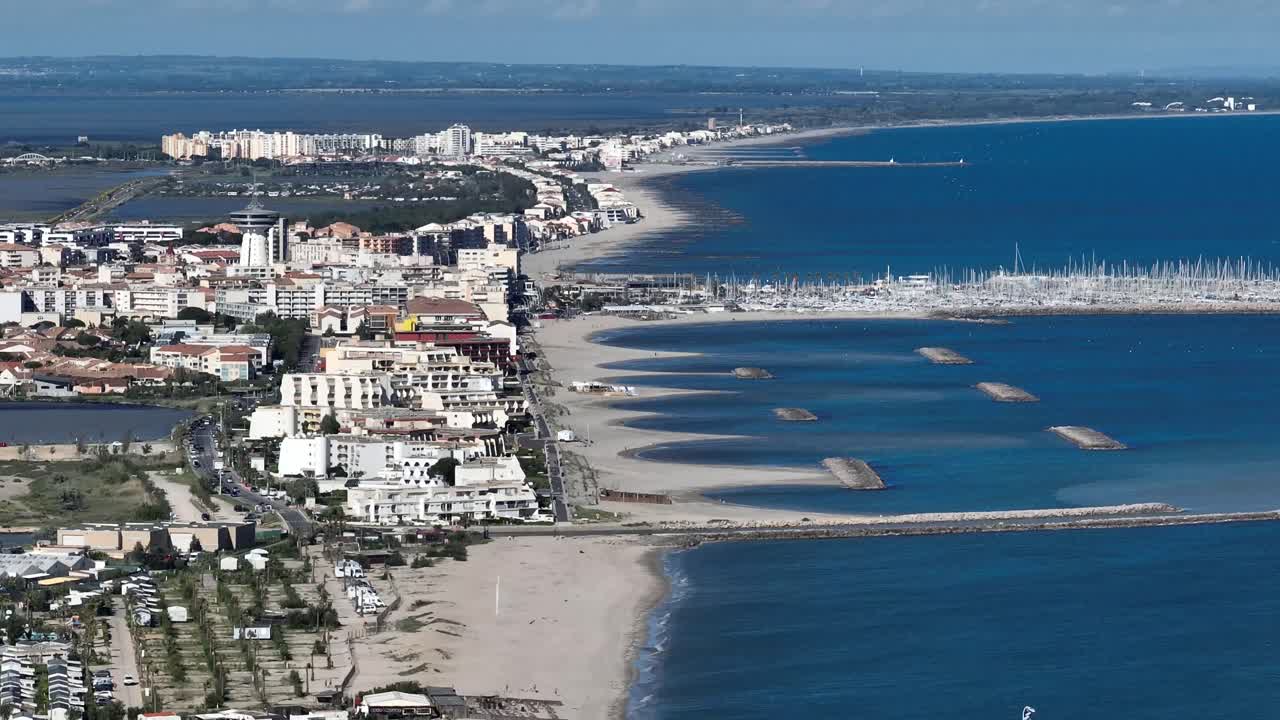 la ciudad costera de palavasles flota en el sur de francia con la icónica torre de faros y el puerto deportivo.