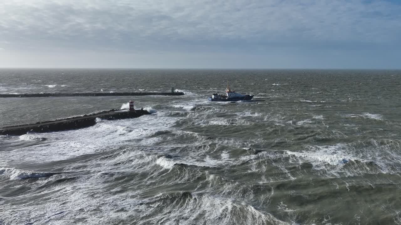 en un barco de puerto tormentoso