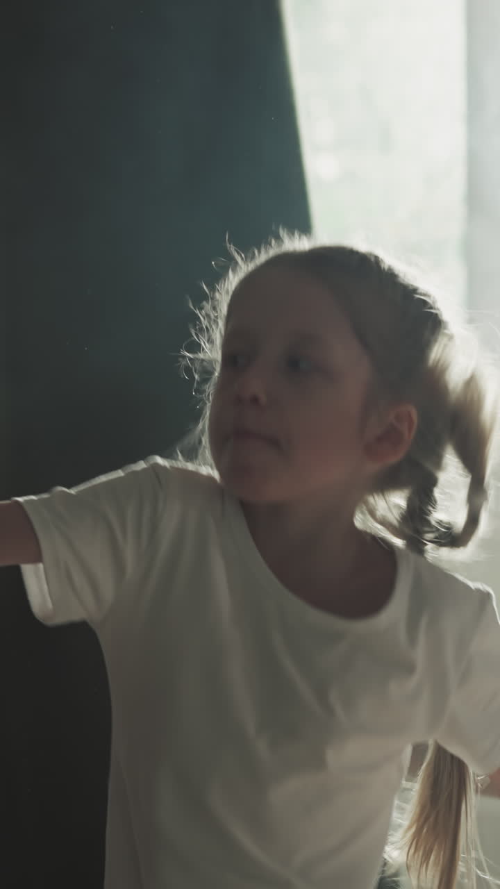 niña salta pateando bolsa de boxeo en el gimnasio junior. estudiante gira haciendo ejercicios con inventario de lucha en el club de artes marciales en cámara lenta. autodefensa