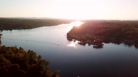 Lake-Hickory-North-Carolina-Sonnenuntergangsantenne-Entlang-Des-Catawba-River-In-Der-Nähe-Von-Hickory-North-Carolina,-Hickory-North-Carolina