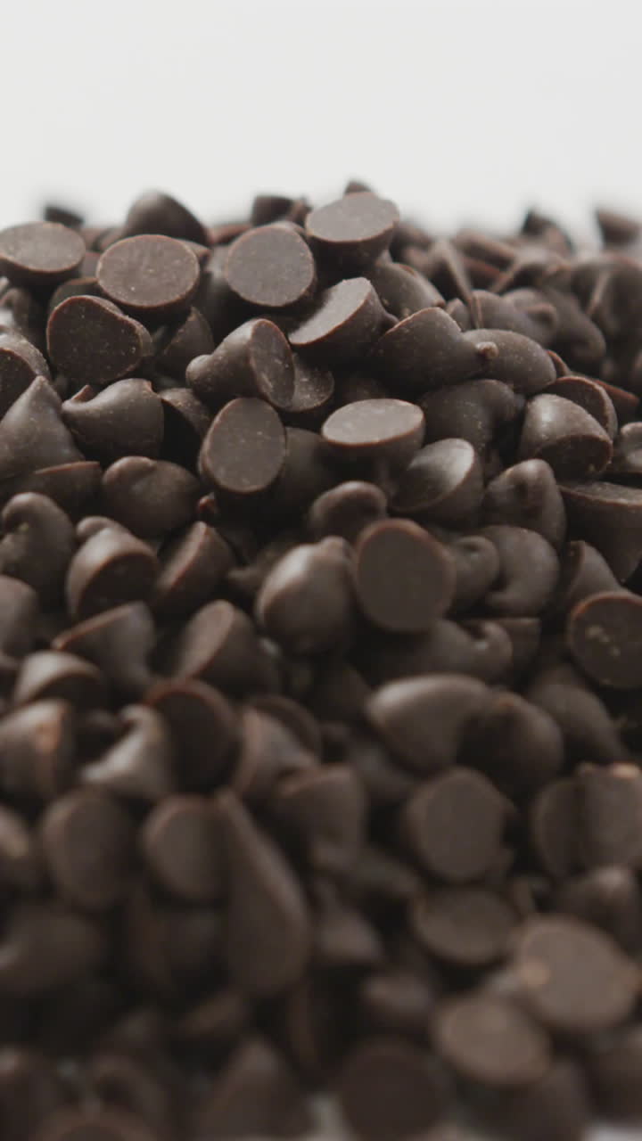 video de primer plano de varios trozos de chocolate sobre un fondo blanco