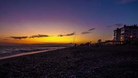 Los-Pescadores-Y-La-Gente-Se-Relajan-En-La-Playa-De-Torrox-Málaga-España,-El-Resplandor-Del-Atardecer-Se-Extiende-En-El-Cielo.