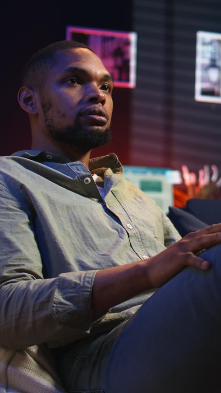 Video verticale: Uomo afroamericano che partecipa a un workshop virtuale per acquisire competenze per un nuovo lavoro