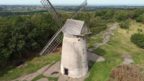 bidston hill nieczynny wiejski młyn odrestaurowany tradycyjny drewniany żagiel wiatrak birkenhead widok z lotu ptaka bliska orbita w lewo