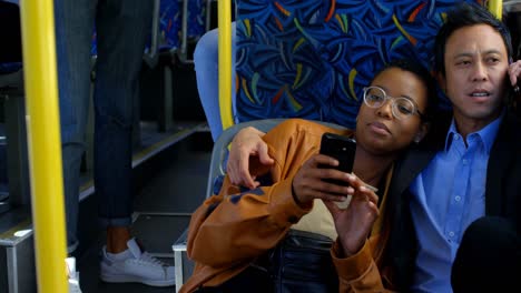 pareja usando teléfono móvil mientras viaja en el autobús 4k