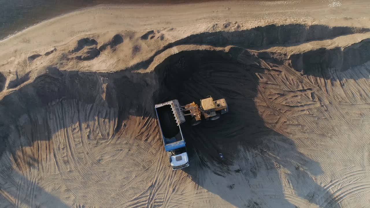 덤프 트럭과 발굴기와 함께 모래 광산