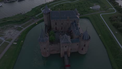 Top-down-view-of-Castle-Muiderslot-in-Muiden-Netherlands,-aerial