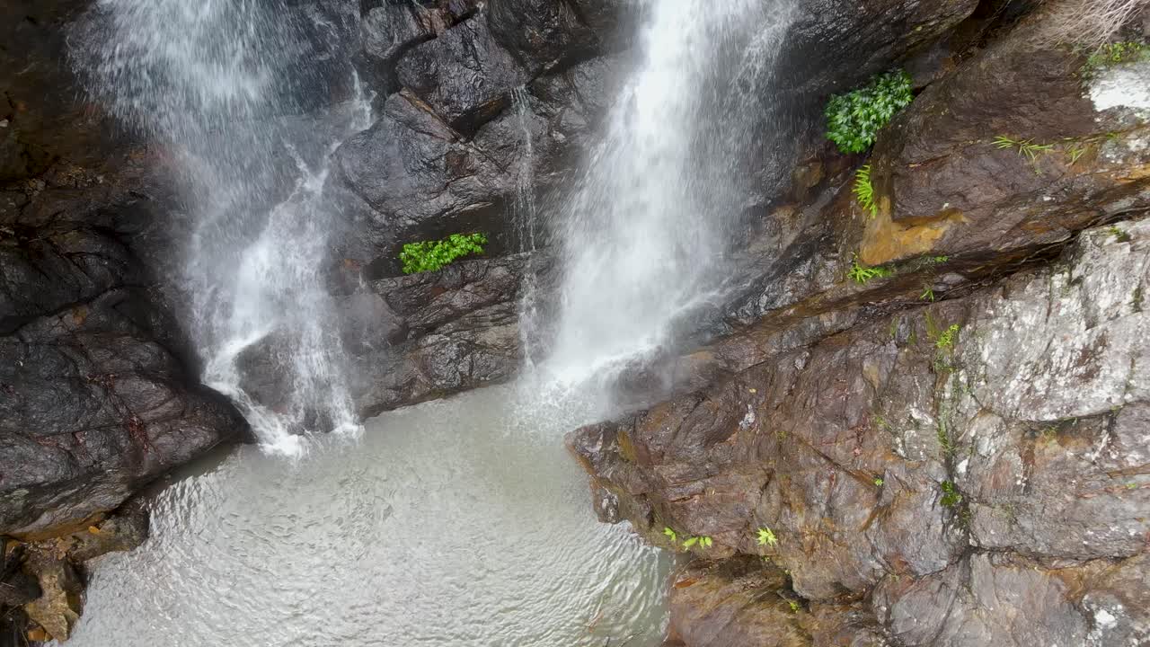cascadas gemelas que caen en cascada hacia un pozo de agua natural aislado