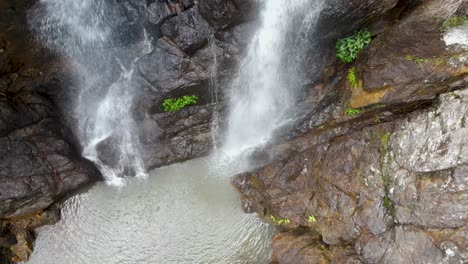 Cascadas-Gemelas-Que-Caen-En-Cascada-En-Un-Pozo-De-Agua-Natural-Aislado-Para-Nadar