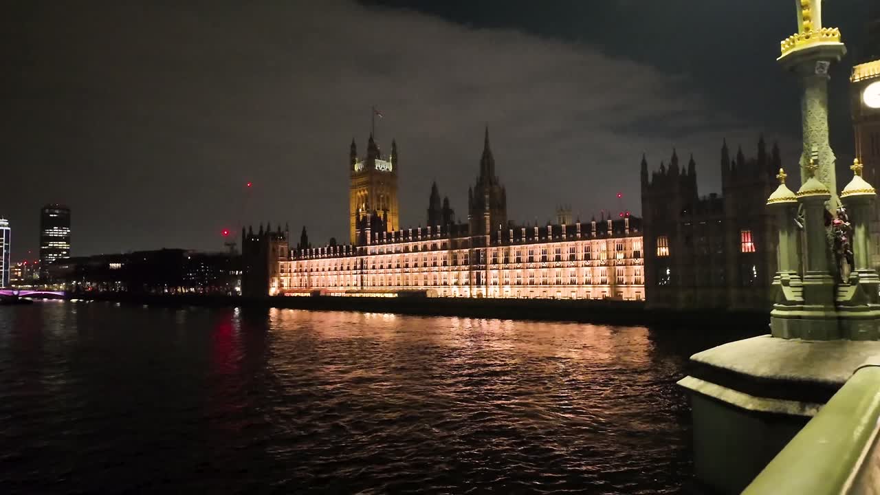 Nattlig panoramabilde av arkitekturkomplekset Palace of Westminster fra Westminster Bridge under en spasertur om natten i City of London, Storbritannia.