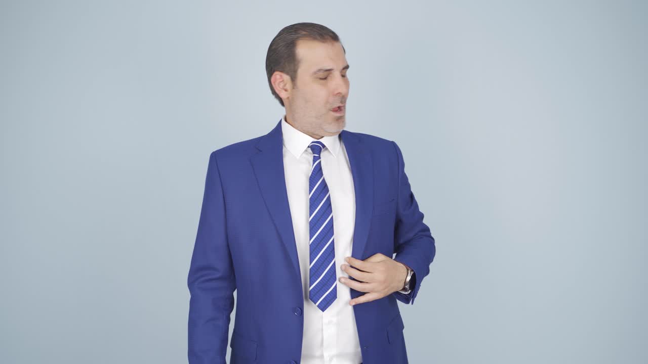 ⁇   ⁇ 새가 나는 비즈니스맨이 카메라에 부정적인 표현을 합니다.