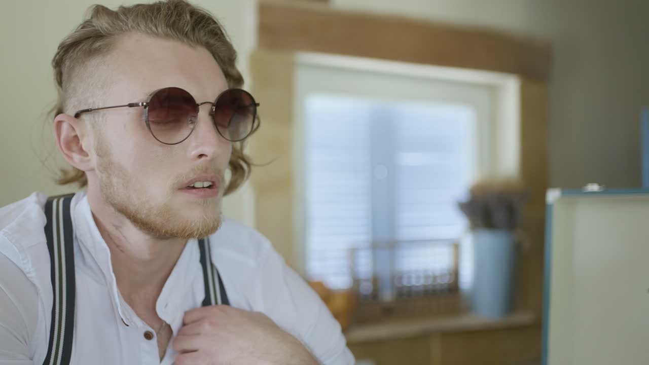 hombre elegante con gafas de sol