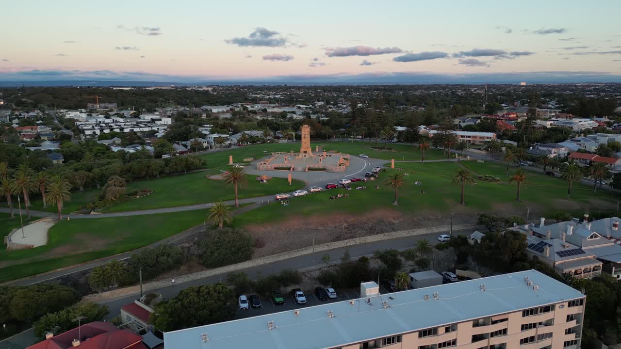 monumento de guerra de fremantle con obelisco al atardecer en australia
