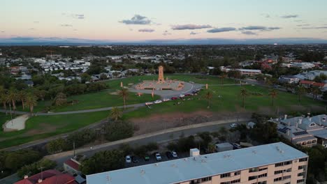 fremantle war memorial con obelisco al tramonto in australia