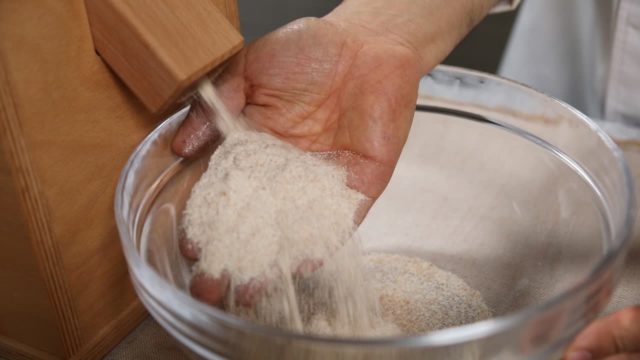 손으로 은 밀가루 를 그 에 부어 넣는 것