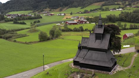 Luftaufnahme-Des-Alten-Christlichen-Kirchendenkmals-Von-Hopperstad-Aus-Schwarzem-Holzstab