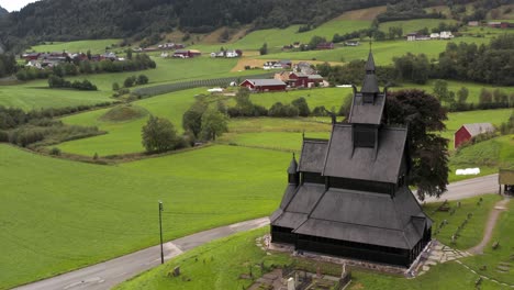 vista aérea del antiguo monumento de la iglesia cristiana de madera negra de hopperstad