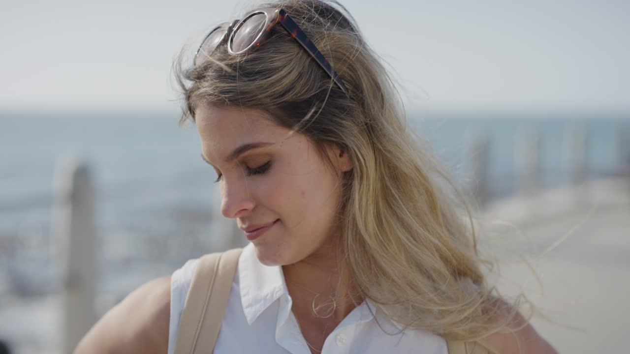 초상화: 매력적인 젊은 여성, 웃는 관광객, 여름 휴가를 준비하고, 따뜻하고 은 해변을 즐기는 아름다운 독립적인 여성, 느린 동작