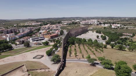 la maravilla de la ingeniería de los arcos del acueducto de amoreira, dando vueltas aéreas