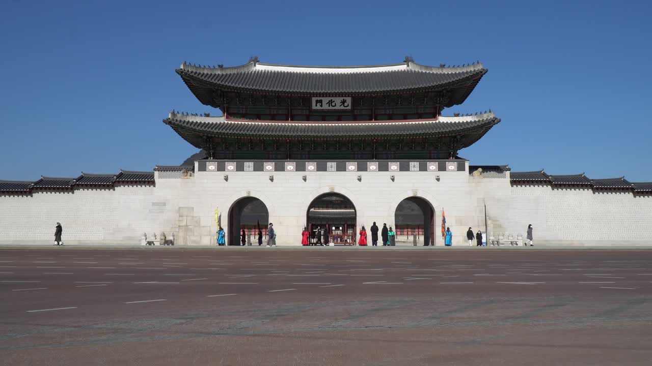 광화문 - 경복궁의 기념비적인 3중 아치 정문을 현대적으로 재건