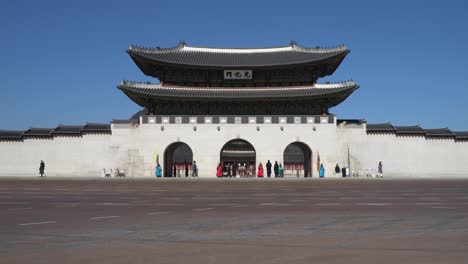 puerta gwanghwamun - reconstrucción moderna de la monumental puerta de entrada principal de tres arcos en el palacio gyeongbokgung