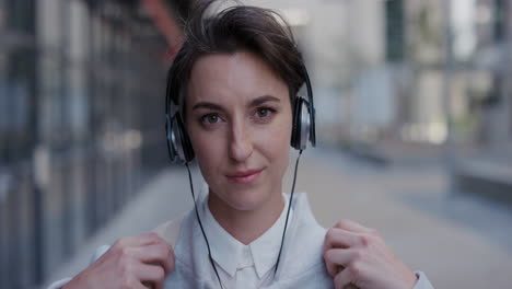retrato de una joven hermosa mujer de negocios con auriculares disfrutando de escuchar música en la ciudad relajándose en cámara lenta