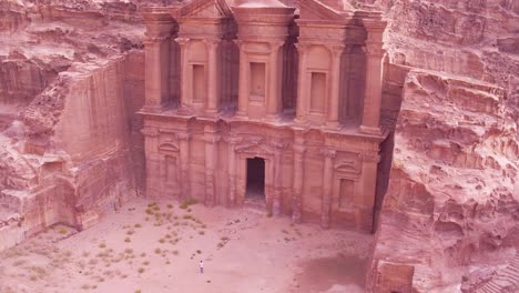 Hermosa-Antena-Del-Edificio-Del-Monasterio-En-Petra,-Jordania