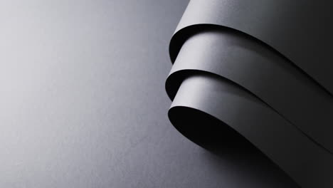 acercamiento de rollos de papel negro y espacio de copia en fondo negro