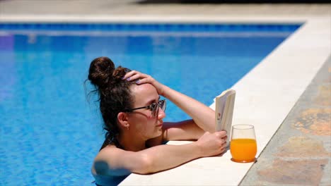 La-Mujer-Está-Leyendo-Un-Libro-Junto-A-La-Piscina