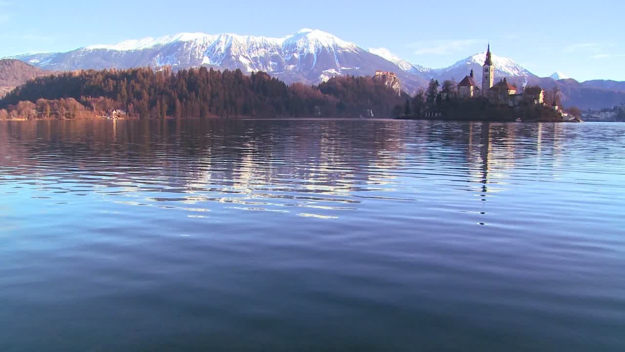 슬로베니아 블레드 호수의 작은 섬에 교회가 서 있다 4