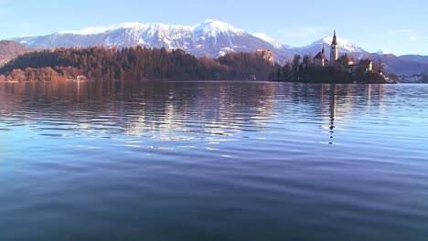 Eine-Kirche-Steht-Auf-Einer-Kleinen-Insel-Im-See-Bled-Slowenien-4