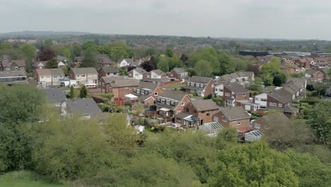 casas e jardins britânicos tranquilos residencial suburbano vista aérea ampla órbita em toda a comunidade