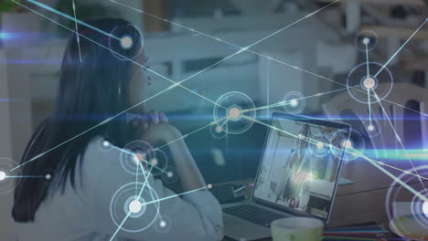 conexiones de red y procesamiento de datos animación sobre mujer usando portátil en la oficina