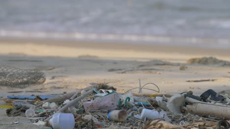 basura en una playa de cerca