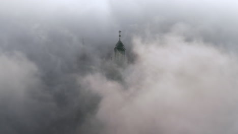 Castillo-De-Wawel-Durante-El-Amanecer-Brumoso,-Cracovia,-Polonia---Estático,-Sin-Movimiento